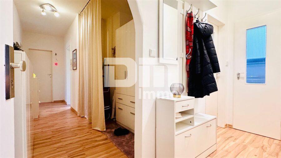 Gepflegte Dreizimmerwohnung mit Balkon in infrastrukturell günstiger Lage mit Traumblick - Flur / Diele / Windfang